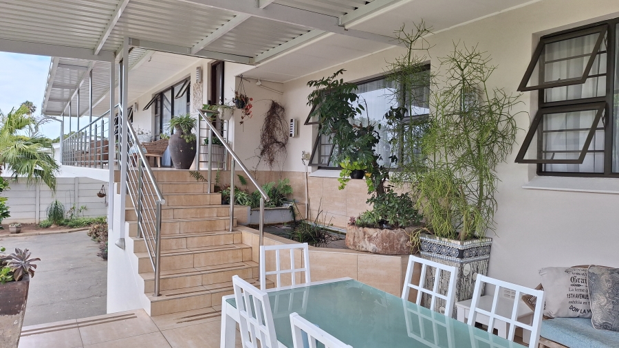 6 Bedroom Property for Sale in Gonubie Eastern Cape